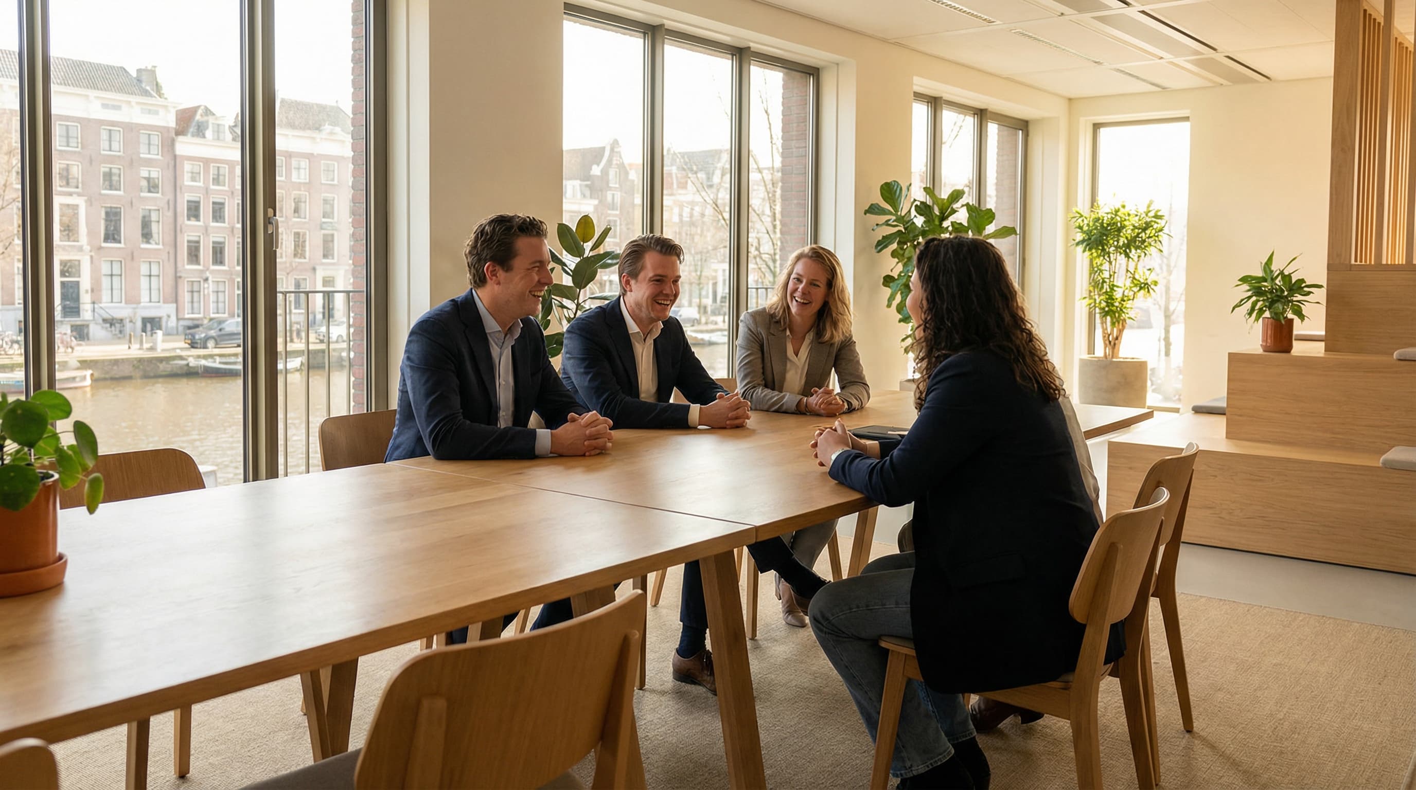 Het Let's Claim team in overleg